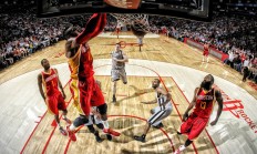 开云体育-字母哥狂轰40+15，猛龙全面压制76人，东部格局再起波澜