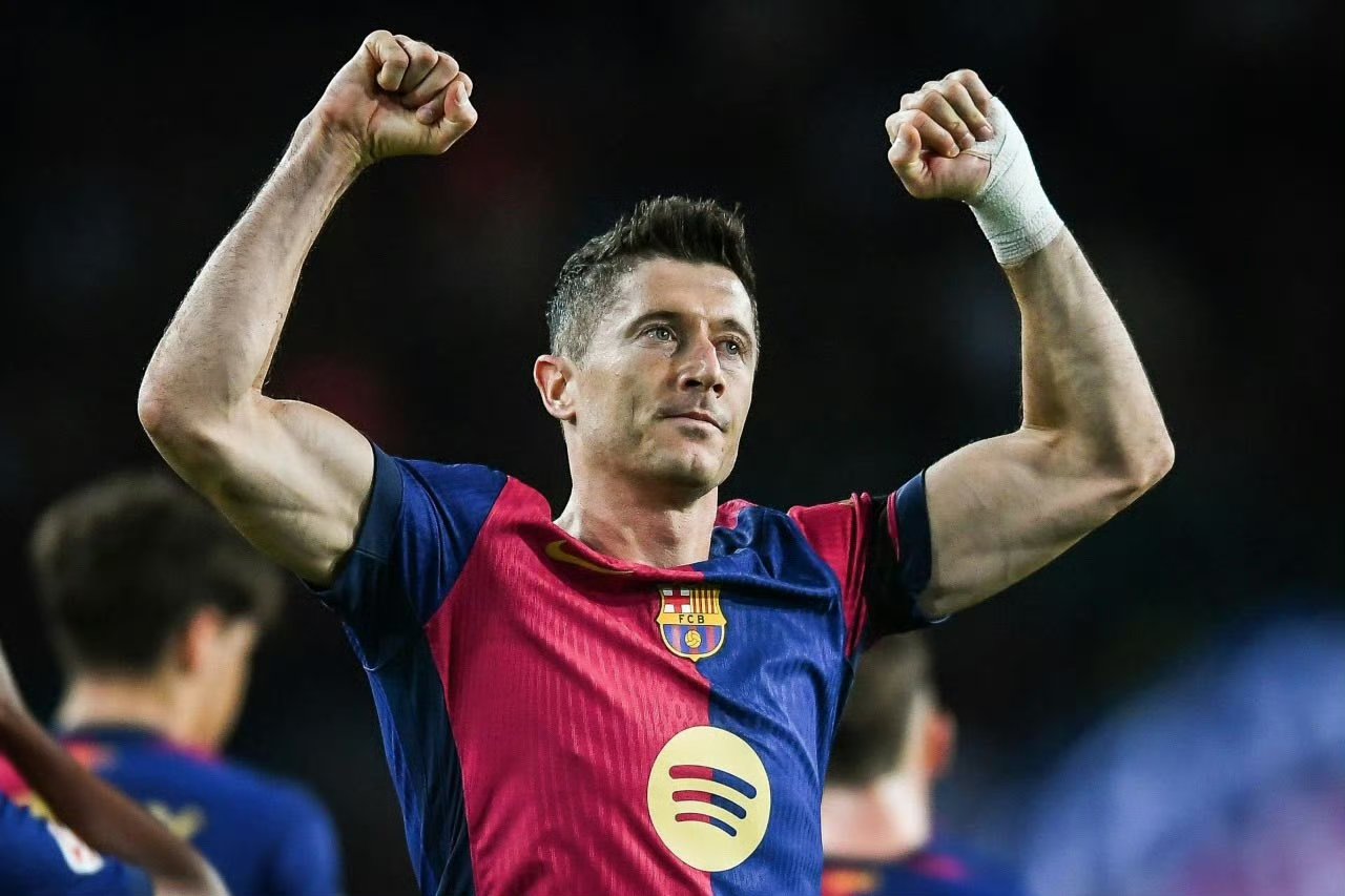 奥地利完胜巴黎，莱万点燃赛场的简单介绍