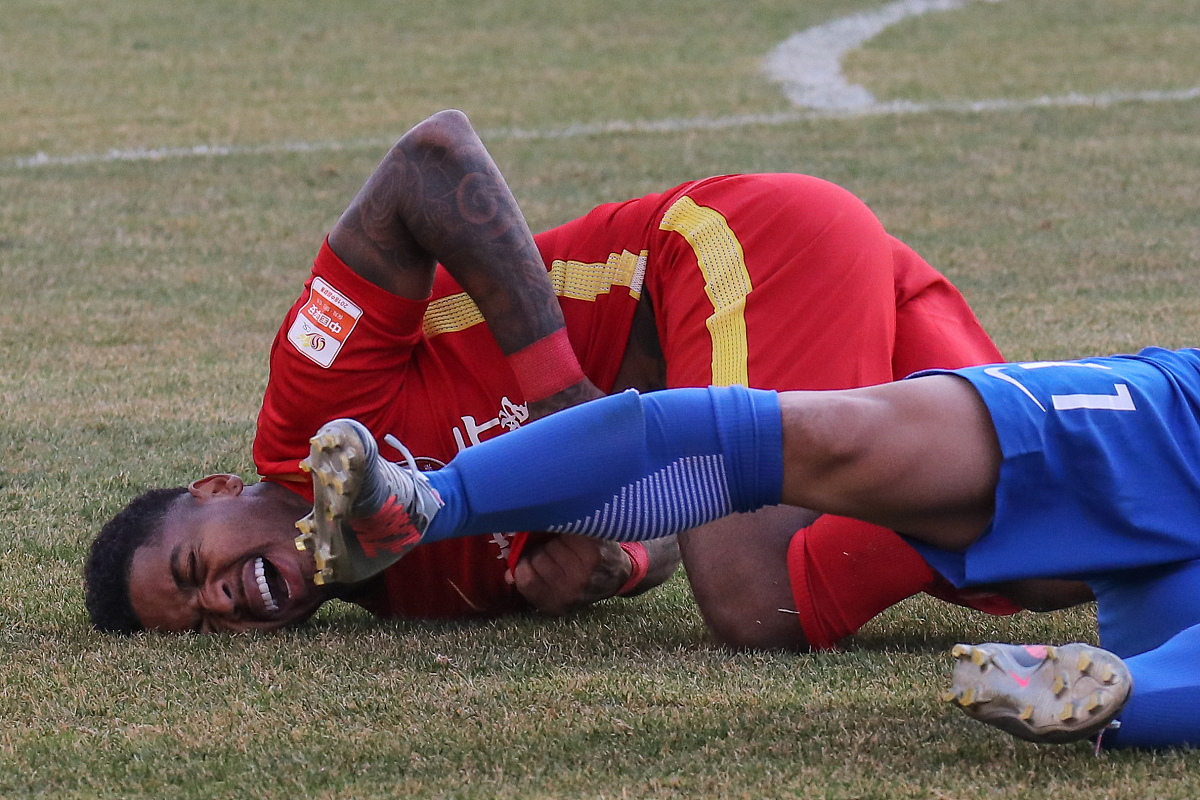 比赛中球员受伤,影响球队表现 比赛中球员受伤,影响球队表现