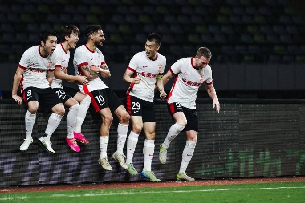 梅州客场力克济南队，取得胜利