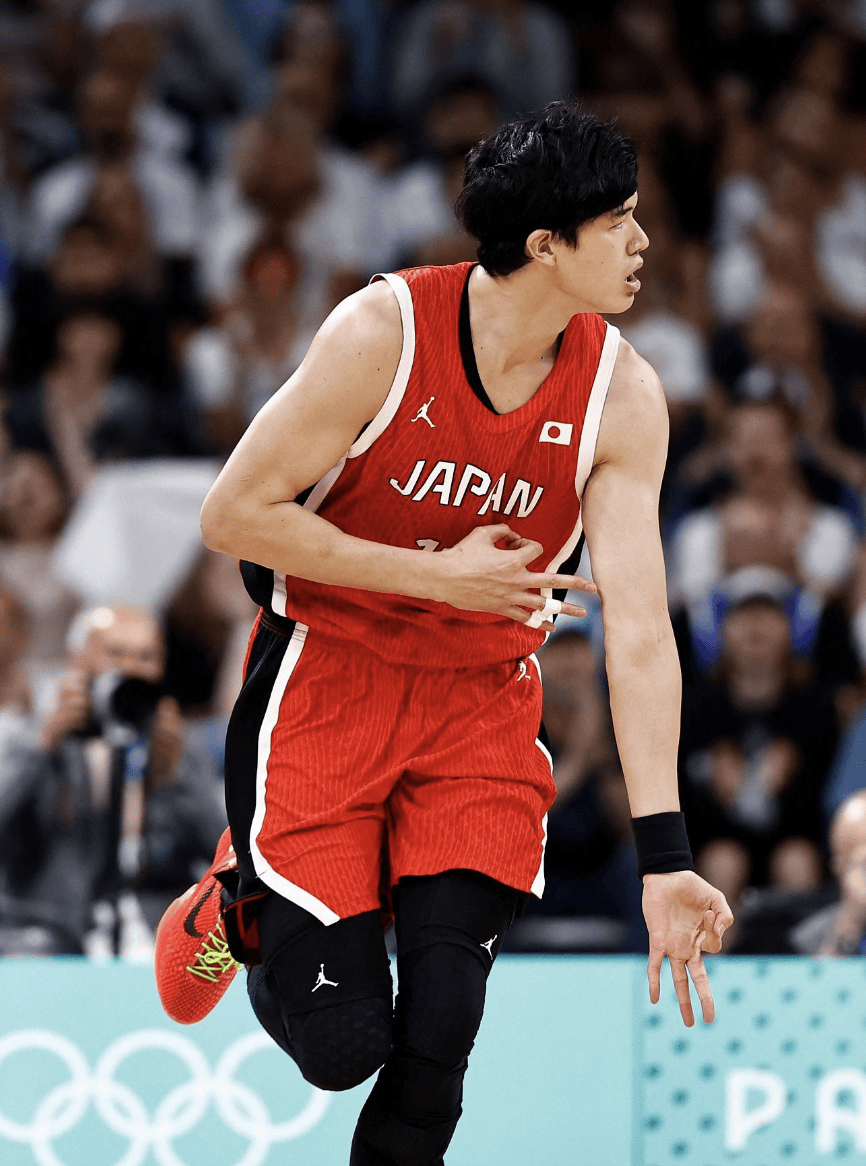 篮球名宿回顾经典比赛，分享职业生涯精彩瞬间的简单介绍