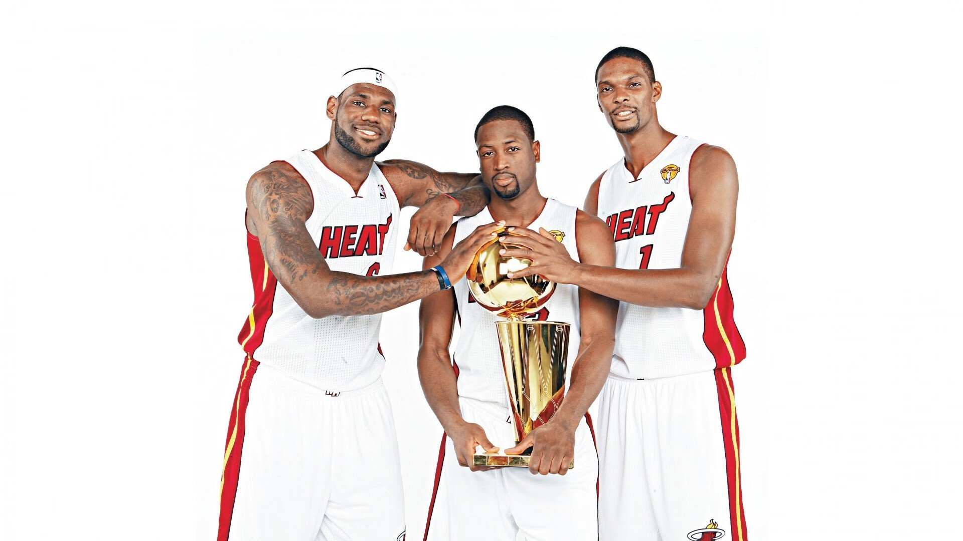 拉文制胜表现引爆全场，灰熊狂胜广东队展现团队统治力