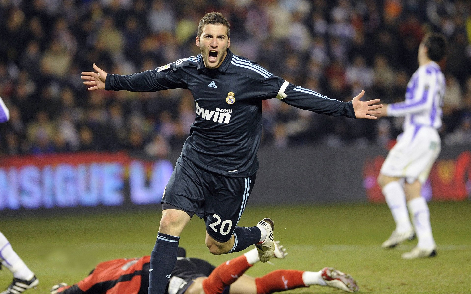 总决赛之夜,伦纳德惊艳四座,一记封喉,一座王朝的序章