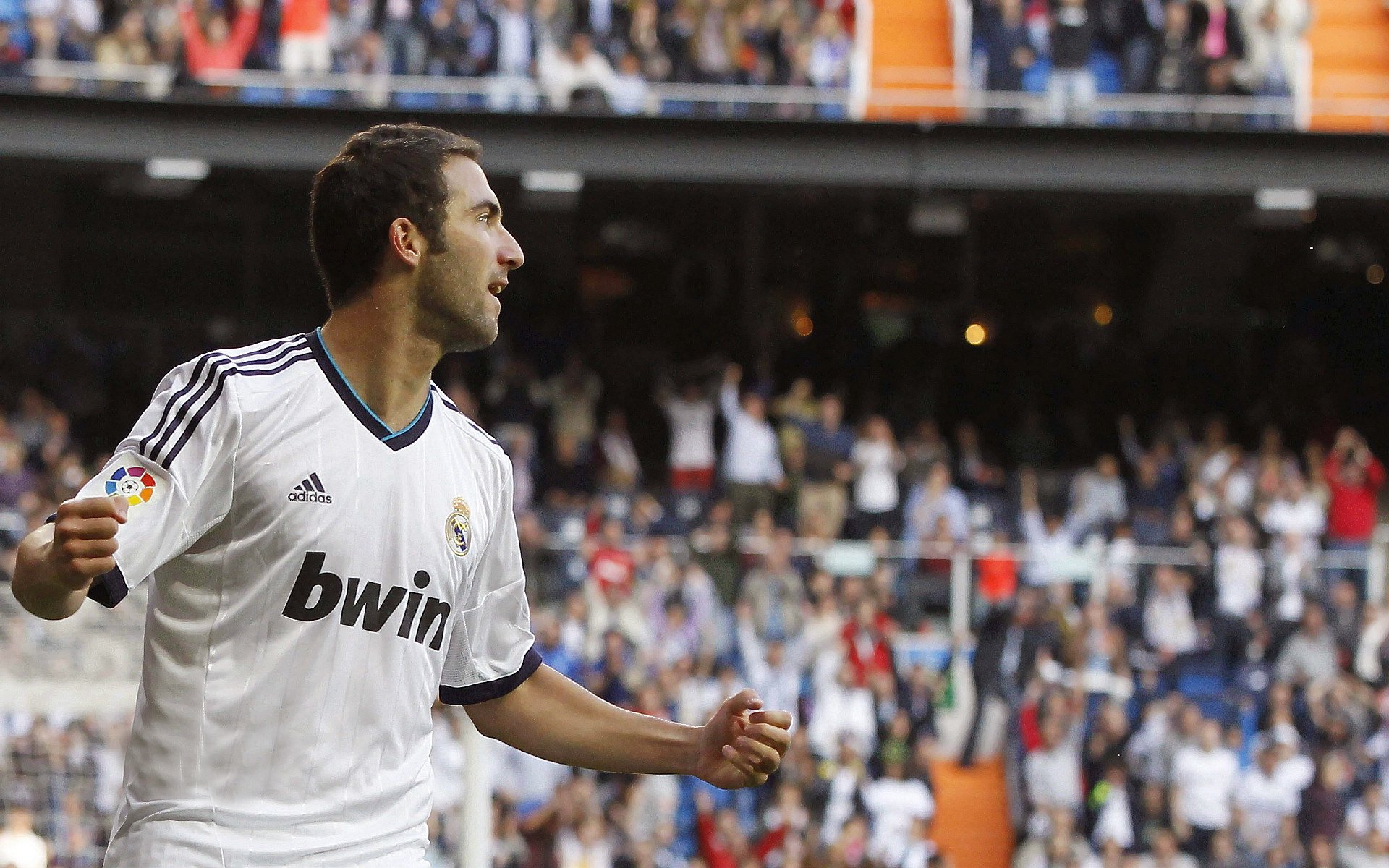 F1新赛季揭幕战之夜，浓眉点燃赛场